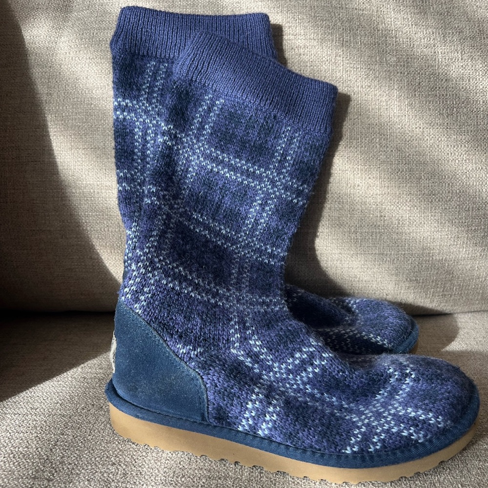 Girls Ugg sweater boots, size 4